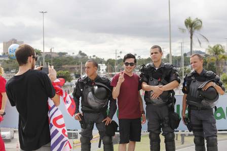 Torcedores posam com policiais no entorno do Maracanã