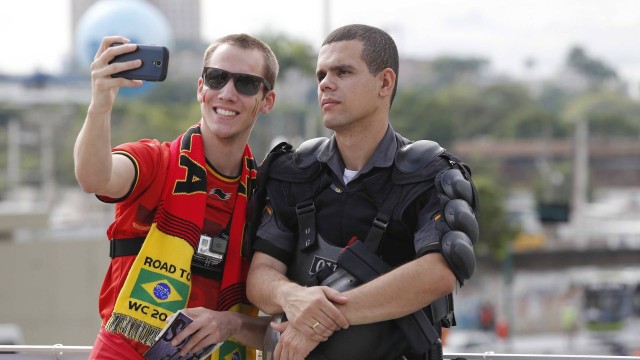 Policiai posa para uma “selfie” com um torcedor da Bélgica
