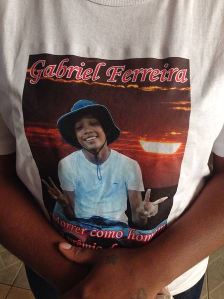 A camisa com a foto de Gabriel