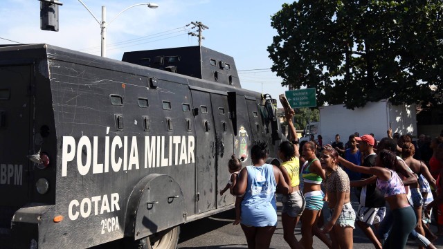 Moradores cercam blindado da PM após morte de criança em Costa Barros