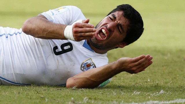 Suárez depois do lance da mordida que lhe rendeu a punição