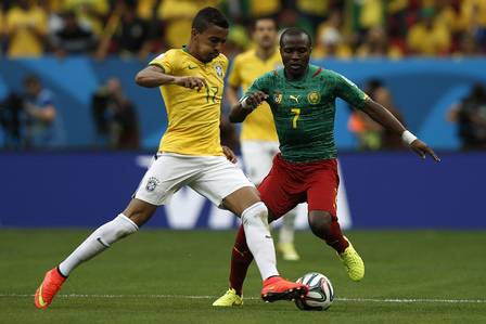 Luiz Gustavo fez grande partida contra Camarões