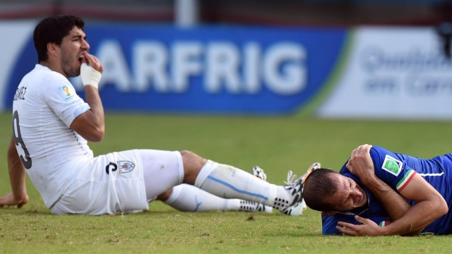 Suárez (E) mordeu Chiellini e foi suspenso da Copa