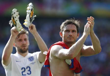 Lampard (D) se despediu da Inglaterra, e a Inglaterra se despediu de forma melancólica da Copa