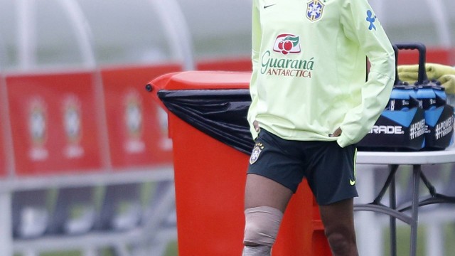 Neymar aparece em campo com proteção no joelho direito