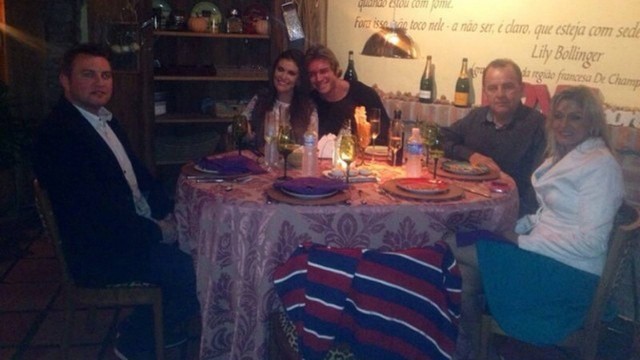 No RS, Thor janta com a família na nova namorada