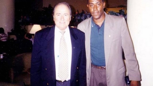 Fofana (à dir.) posa com Blatter em foto para o site da empresa do argelino