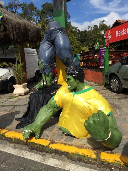 Estátua do atacante Hulk é destruída em Teresópolis