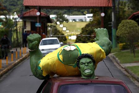 Torcedor levou em cima do carro a estátua quebrada do atacante Hulk