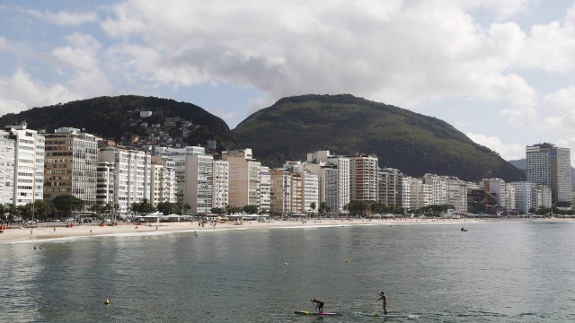 Vista da orla de Copacabana a partir do Posto 6, que virou point de stand up paddle no último verão: o bairro está com 98% dos seus leitos de hotéis ocupados por causa da Copa do Mundo