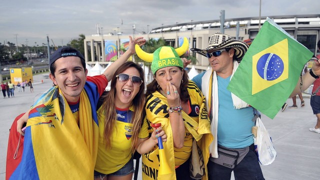 Após derrota de suas seleções, os equatorianos Fabian e Ana Maria (à esquerda) e os colombianos Marielly e Carlos continuam, até o fim, fortalecendo a abatida torcida canarinho no Rio