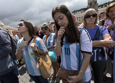 Torcedora reza com a camisa da Argentina no Vaticano