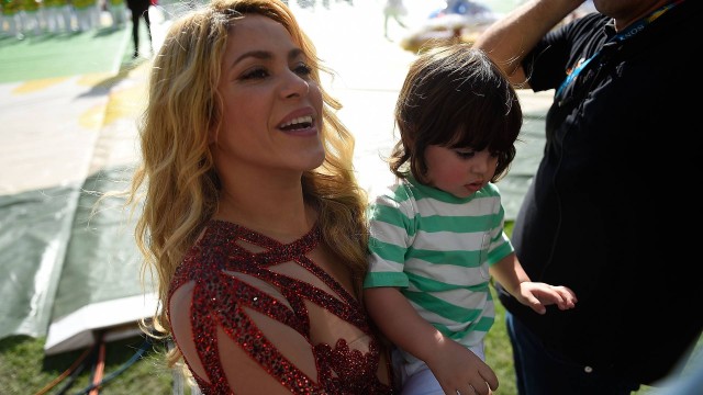 Shakira pega o filho Milan no colo