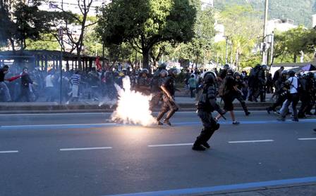 Clash during a demonstration in Plaza Saens Peña