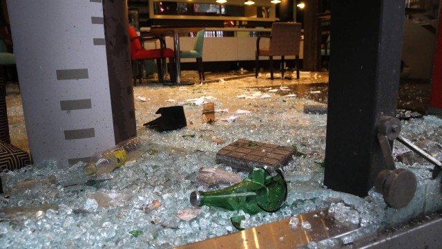 Restaurante ficou destruído após confrontos