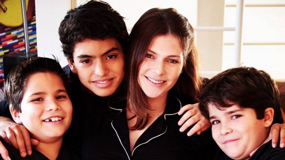Ana Paula Tabalipa com os três filhos e quando estava grávida da caçula