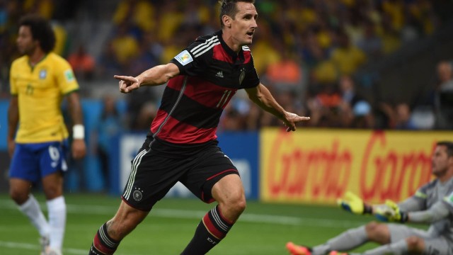 Klose comemora gol contra o Brasil, na Copa do Mundo, que o transformou no maior artilheiro da história da competição