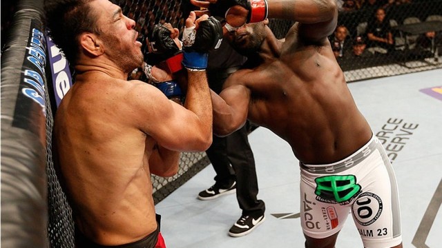 Minotouro (de calção vermelho) foi presa fácil para Anthony Johnson na última edição do UFC