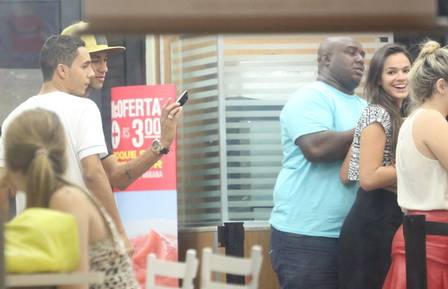 Bruna e Neymar numa lanchonete na Barra