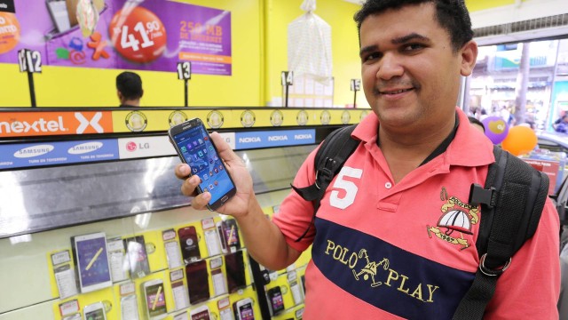 Hamilton Fernandes é usuário de celular pré-pago