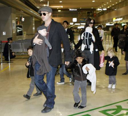 Brad Pitt com os filhos e a esposa, Angelina Jolie