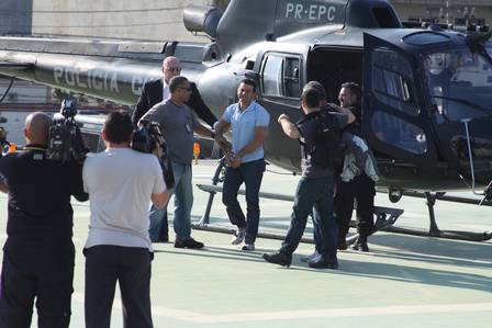 Benemário deixa o helicóptero ao chegar ao Rio