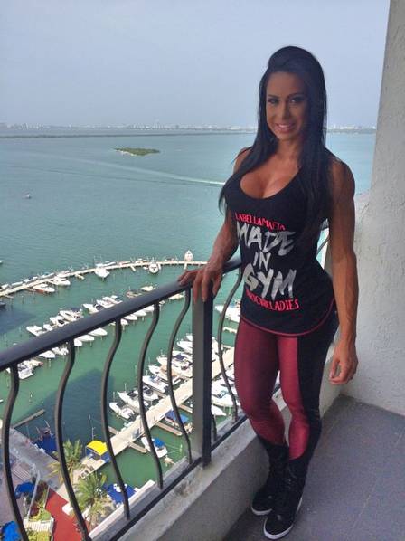 Gracyanne Barbosa exibe veias saltadas durante viagem a trabalho para Miami