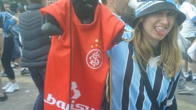 Patricia segura um macaco com o uniforme do Inter