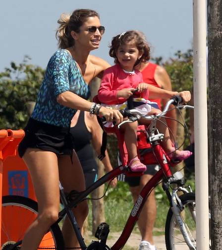 Grazi levou Sofia para um passeio de bicicleta