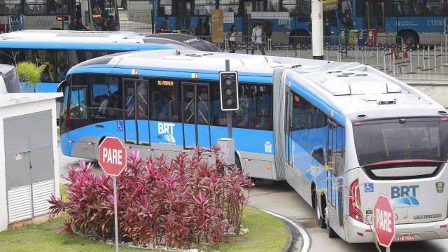 Movimentação de ônibus do BRT no Terminal Alvorada