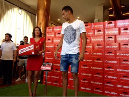 Jogador do Sevilla ganha cerveja de presente de acordo com o seu peso