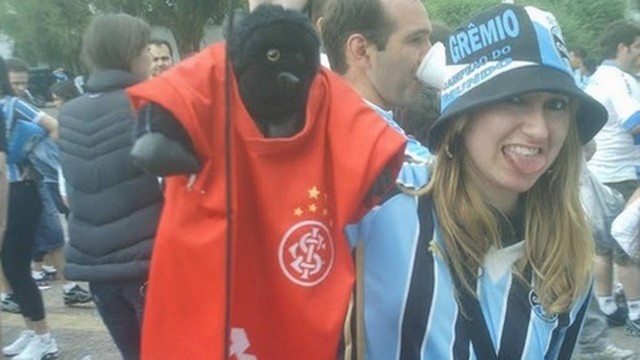 Patricia, que xingou Aranha, posa para foto com um macaco com a camisa do Internacional