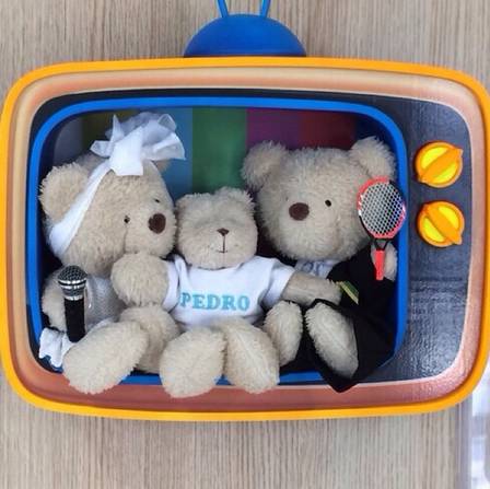 Patrícia Abravanel também publicou uma foto do enfeite da porta do quarto da maternidade, com ursos de pelúcia dentro de uma tela de TV, numa referência ao trabalho da família de Patrícia
