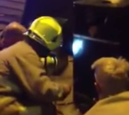 Os bombeiros precisaram usar uma ferramenta especial para o resgate do bêbado na lixeira