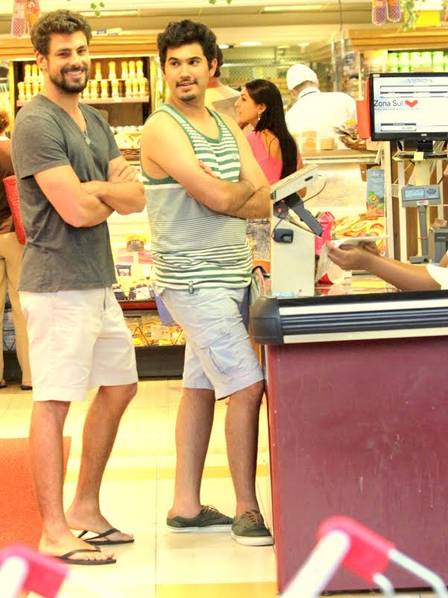 Cauã Reymond no supermercado com o irmão de Grazi Massafera