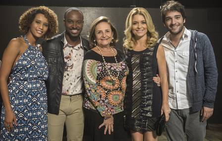 Thiaguinho e Lucinha Araújo posaram com elenco
