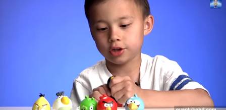 No canal chamado Evantube, a criança testa brinquedos de diversos tipos