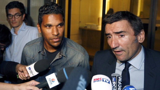 Brandão e seu advogado concedem entrevista aos jornalistas presentes na Federação Francesa de Futebol