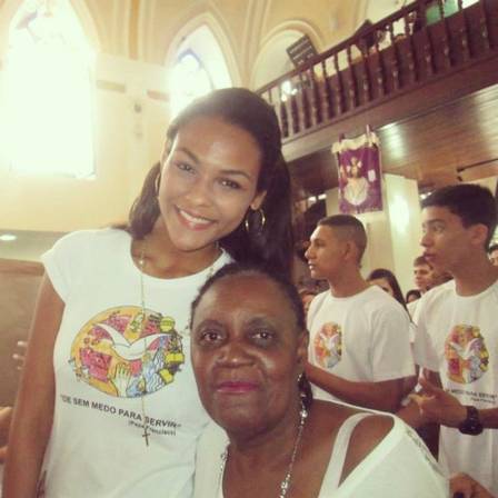 Hosana Elliot com a avó, Dona Marilda, na igreja, durante sua Crisma