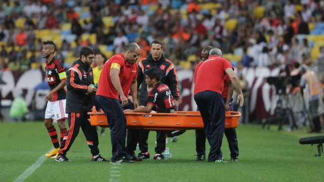 Eduardo da Silva deixa o gramado do Maracanã ainda no primeiro tempo após sentir o músculo posterior da coxa direita