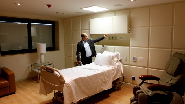 Diretor Charles Al Odeh mostra uma das suítes já prontas: complexo tem dois hospitais, Vitória e Samaritano, e 252 consultórios disponíveis