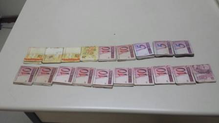 Agentes encontraram R$ 2 mil no carro de oficial