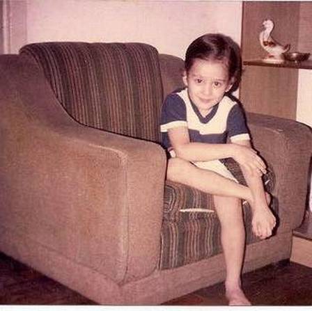 Marcos Veras osa num sofá “das antigas” quando pequeno