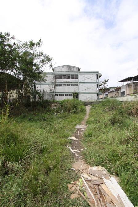 Escola sem muro no Porto do Rosa serve como rota de fuga para traficantes