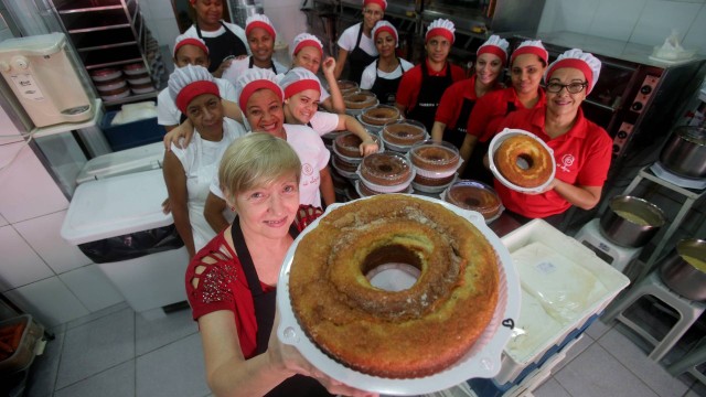 Vó Alzira com sua equipe em sua loja na Tijuca. Rede tem de 18 a 20 sabores diferentes de bolos