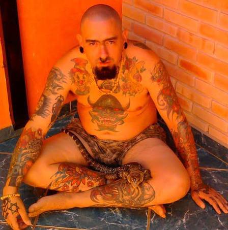 Fernando em 2012, quando ainda não tinha corpo coberto, olhos tatuados e implantes