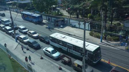 Fila de carros para entrar no estacionamento do Guanabara São Gonçalo