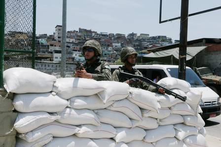 Militares colocaram barricadas na entrada da Vila dos Pinheiros, na Maré