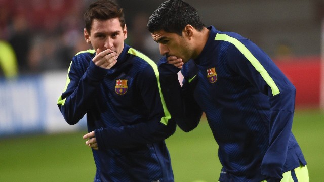 Messi conversa com Suárez antes do jogo contra o Ajax