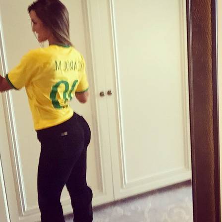 Carol Diniz, namorada do vice presidente da CBF, Marco Polo del Nero, posa com a camisa da seleção brasileira